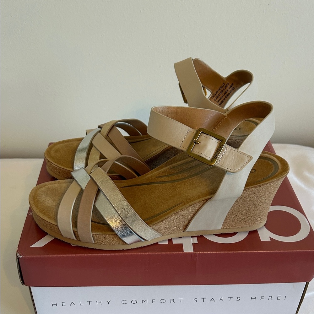 Aetrex Women's Multi-Strap Sandal in Neutral and Metallic Gold - Picture 2 of 5
